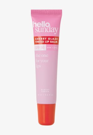 Tubo rosa de bálsamo labial con color Hello Sunday Cherry Glaze con SPF 50, acabado brillante y tapa roja, tamaño 15 ml.