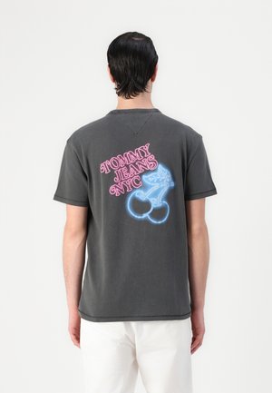 Grå bomulds t-shirt med pink og blå grafisk tekst samt et detaljeret design på ryggen. Korte ærmer med en afslappet pasform.
