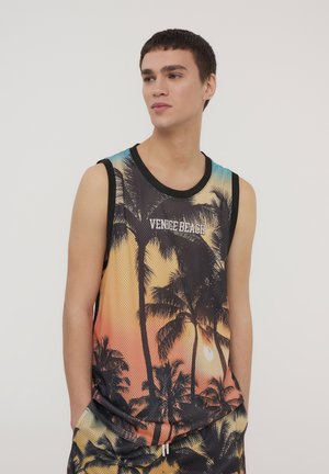Top senza maniche in tessuto a rete con un design di palme. Colori sfumati da arancione a nero, con il testo "VENICE BEACH" in evidenza.