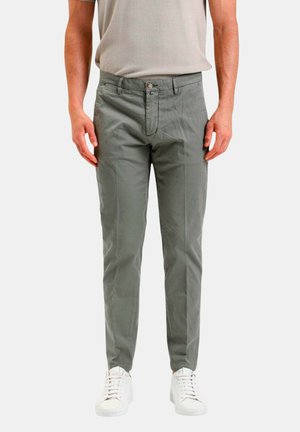 Pantaloni di cotone grigi con vestibilità slim, dotati di chiusura a bottone e tasche frontali, abbinati a scarpe da ginnastica bianche.
