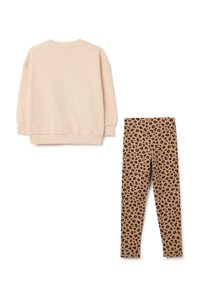 Beige sweatshirt met lange mouwen en geribbelde manchetten, gecombineerd met bruine leggings met een zwart luipaardprint.