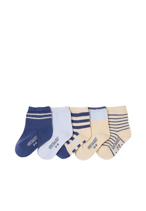 Fünf Paar Babysocken in Blau, Weiß und Beige, mit gestreiften Mustern und dem Markennamen auf den Sohlen gedruckt, nebeneinander angeordnet.