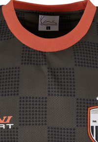 Melns sporta krekls ar teksturētu kvadrātveida rakstu, oranža ribota apkakle, logo baltā un sarkanā krāsā, un vairoga nozīmīte priekšā.