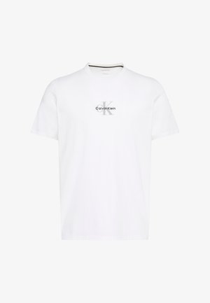 Weißes T-Shirt mit kurzen Ärmeln und dem "cK Calvin Klein"-Logo, das in Schwarz und Grau mittig auf der Brust gedruckt ist.
