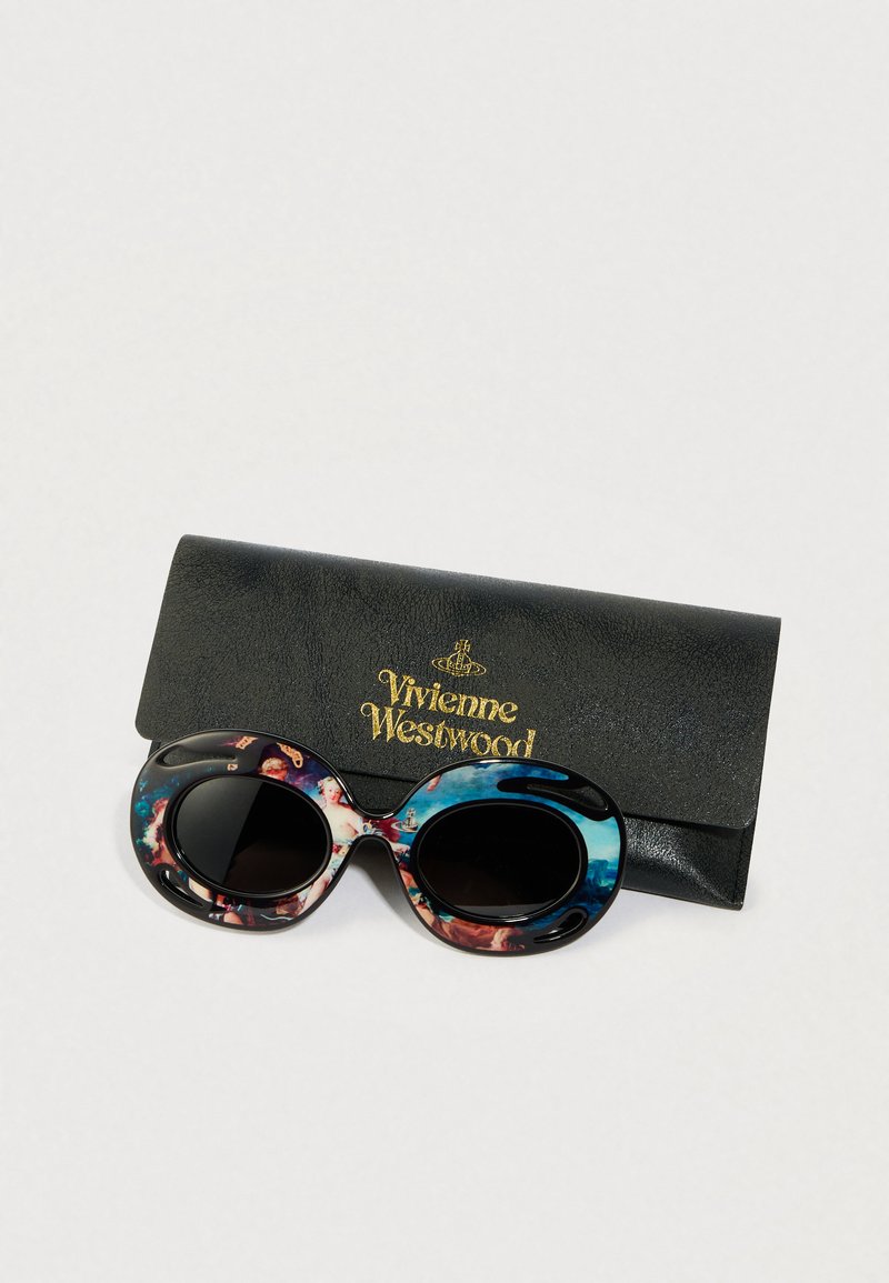 Ebenholzfarbene, ovale Sonnenbrille mit buntem Renaissance-Gemälde auf dem Rahmen, platziert vor einem schwarzen, mit Vivienne Westwood Logo versehenen Etui.