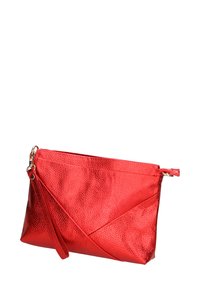 Clutch in pelle rossa con superficie texture, caratterizzato da un design a piega diagonale, chiusura con zip e tracolla removibile.