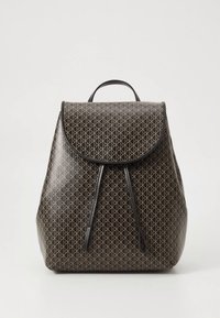 Mochila negra con patrón geométrico, fabricada en material sintético, que cuenta con una solapa redondeada, cierre de cordón y asa superior.