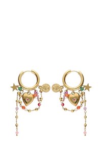 Des boucles d'oreilles en or en forme de créoles présentent des charms incluant des étoiles et des cœurs, ornées de perles colorées dans diverses teintes. Les perles pendent en chaînes en cascade.