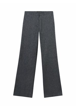 Donkergrijze wijde broek met steekzakken aan de voorkant en een voorkantrits, plat gelegd op een witte achtergrond.