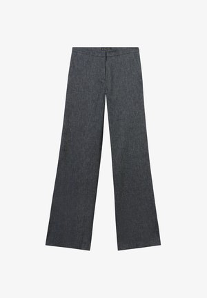 Ciemnoszare spodnie o szerokich nogawkach z przednimi kieszeniami i przednim zamkiem błyskawicznym, ułożone płasko na białym tle.