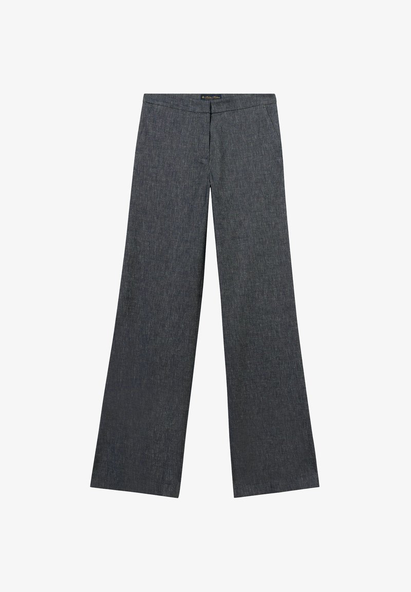 Donkergrijze wijde broek met steekzakken aan de voorkant en een voorkantrits, plat gelegd op een witte achtergrond.