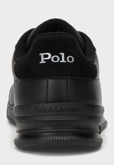 Mustad nahast tossud mustast sametist kandipingiga. Omab valget "Polo" ja "Ralph Lauren" brändimist taga ning tekstuuriga kummist tallaga.