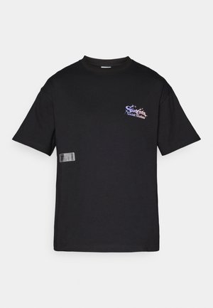 Tricou negru din bumbac cu guler rotund. Prezintă un grafic colorat „Studii Sociale pentru Studenți” pe față și un detaliu din plastic transparent.