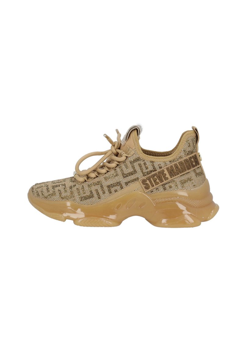 Sneaker beige avec tige en tricot texturé, bout rond et semelle en caoutchouc brillant. Présente un marquage proéminent sur le côté et un laçage à l'avant.