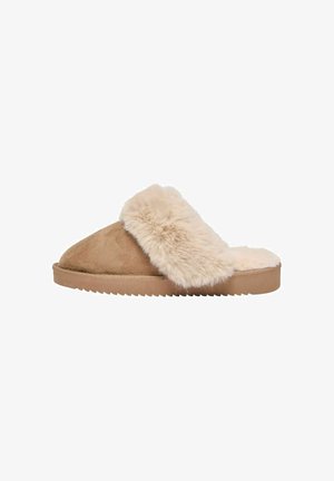 Brun slip-on tøffel med blød beige kunstpels foring og manchet, flad sål med grebsmønster, designet til indendørs komfort.