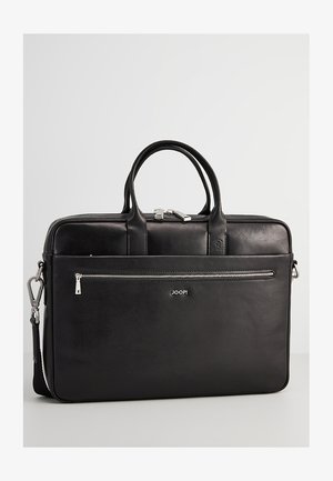 Malette en cuir noir avec deux poignées, bandoulière amovible, poche zippée à l'avant et quincaillerie en argent. Logo affiché à l'avant.