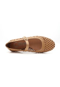 Scarpa piatta intrecciata color tan con punta chiusa, cinturino regolabile con fibbia, design intrecciato e soletta interna liscia. Leggera e con lati perforati.