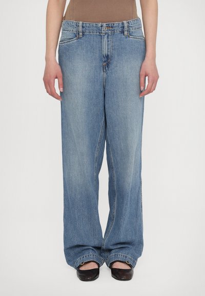 Jean en denim bleu clair à jambes larges avec taille haute, cinq poches et coutures contrastées. Effet d'effacement subtil avec une coupe ample et décontractée.