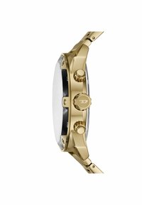 Reloj de acero inoxidable dorado con una caja redonda, bisel negro y tres botones en el lateral. Esfera de cristal transparente y diseño de brazalete de eslabones.