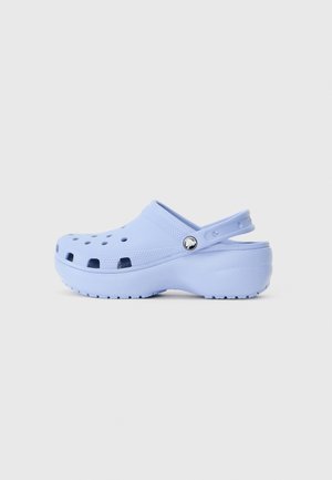 Helleblaue Clogs aus Kunststoff, mit Belüftungsöffnungen, einem Riemen an der Rückseite und einer dicken Sohle für Komfort und Stabilität.