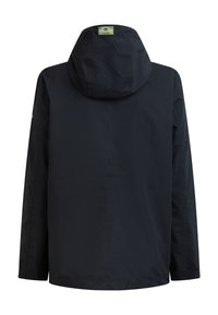 Sötét tengerészkék vízálló dzseki kapucnival, egyenes szabással, minimalista dizájnnal és diszkrét címkével a nyakán. Sima textúra.