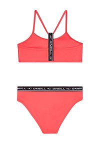 Set bikini a due pezzi corallo con top con bretelle e fascia con logo nera e coordinati pantaloni a vita alta, entrambi realizzati in tessuto morbido.