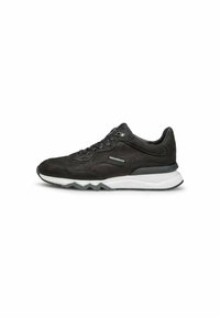 Sneaker in suede nero con una suola intermedia bianca e suola esterna grigia. Caratterizzato da lacci grigi, dettagli nei pannelli laterali e un collare imbottito per il comfort.