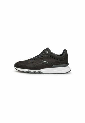 Zwarte suède sneakers met een witte tussenzool en een grijze buitenzool. Kenmerkt grijze veters, zijpaneel-detailing en een gevoerde kraag voor comfort.