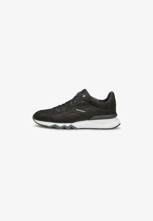 Schwarze Wildledersneaker mit einer weißen Zwischensohle und grauer Laufsohle. Verfügt über graue Schnürsenkel, seitliche Detailverarbeitung und einen gepolsterten Schaft für zusätzlichen Komfort.