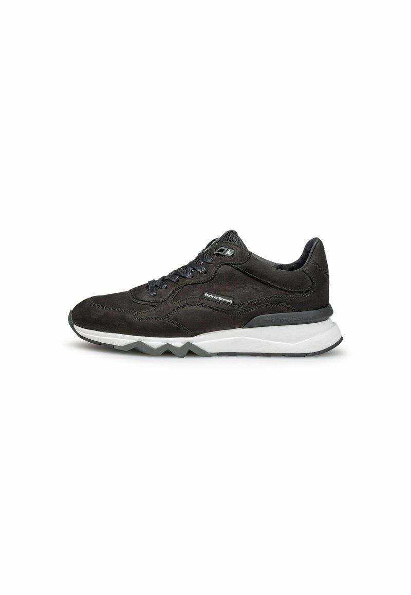 Sneaker in suede nero con una suola intermedia bianca e suola esterna grigia. Caratterizzato da lacci grigi, dettagli nei pannelli laterali e un collare imbottito per il comfort.