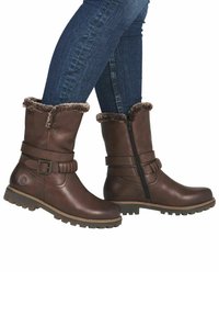 Braune Lederstiefel mit strukturierter Oberfläche, mit fellgefütterten Abschlüssen, einem seitlichen Reißverschluss und einem Schnallenakzent. Robuste Gummisohle für guten Halt.