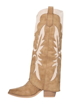 Tanfarvet ruskind cowboystøvle med hvide læderdetaljer, spids snude, prægning og klodset hæl. Har en træksløjfe øverst.