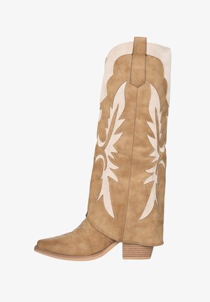 Botte de cowboy en daim beige avec accents en cuir blanc, bout pointu, design embossé, et talon empilé. Dispose d'une languette à tirage en haut.