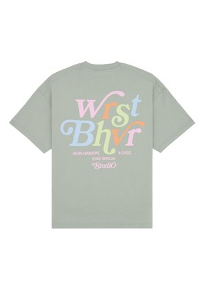 Jasnoszara koszulka z krótkim rękawem z kolorowym, stylizowanym napisem „Wrst Bhvr” oraz nadrukiem „Mon Habitat (030) Berlin Studio” na plecach.