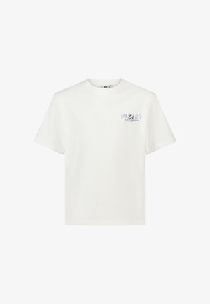 Camiseta blanca de algodón con mangas cortas y cuello redondo. Presenta un estampado gráfico azul en la parte superior izquierda del pecho, que incluye texto.