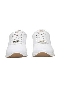 Baskets blanches avec une tige en mesh respirant, bout arrondi, lacets plats et semelle en caoutchouc marron clair. Présente des accents œillets en argent.