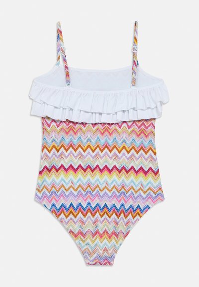 Ολόσωμο μαγιό με πολύχρωμο ζιγκ-ζαγκ μοτίβο, λευκή λαιμόκοψη με βολάν, ρυθμιζόμενους ιμάντες και λαμπερό ύφασμα.