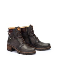Botas de tobillo de cuero marrón con una textura suave, cordones en la parte frontal y cremallera lateral. Tacón apilado y acentos en contraste.