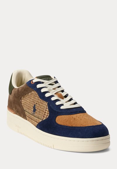 Niskie sneakersy z brązowego, granatowego i beżowego zamszu, boczne panele z tkaniny w wzór pepitki, białe sznurówki i jasnobeżowa podeszwa.