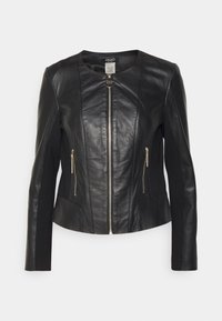 Giacca in pelle nera con maniche lunghe, chiusura frontale con zip e tasche laterali. Presenta un design aderente e dettagli in tessuto contrastante.