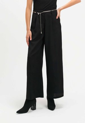 - Spodnie materiałowe