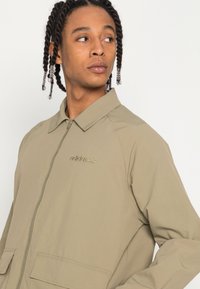 adidas Originals COACH JACKET - Poletna jakna - orbit green