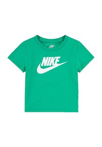 Camiseta verde de manga corta hecha de algodón, con un logo de Nike blanco en el frontal. Cuello redondo y corte estándar. Sin patrones ni acentos.