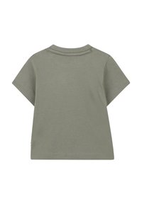 T-shirt verde in cotone, maniche corte, colletto tondo, texture morbida, design semplice senza motivi o grafiche visibili.