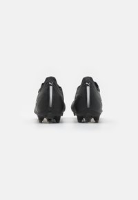 Bottes de football noires avec un dessus en synthétique texturé, un design élégant, un col rembourré et des crampons moulés pour une meilleure traction.