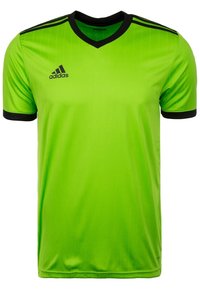 Grön kortärmad fotbollsjacka med V-hals, svarta detaljer på ärmar och krage, med vertikala linjer och en Adidas-logotyp på bröstet.