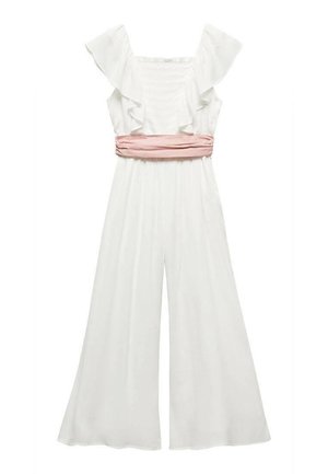 Combinaison blanche sans manches avec jambes larges, épaules volantées, corsage texturé et large ceinture en tissu rose clair à la taille.