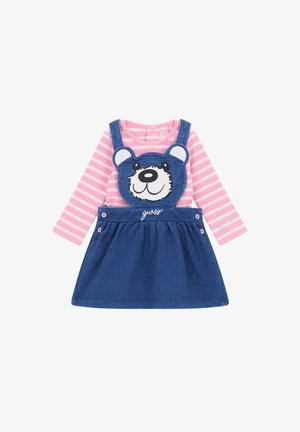 Abito in denim con un'applicazione a forma di faccia di orso blu, maniche lunghe a righe rosa e dettagli con bottoni sulle spalline. Presenta un design a gonna svasata.