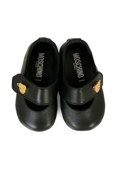 Czarne skórzane buciki dla niemowląt z zaokrąglonym noskiem, paskiem wokół kostki i złotym uroczym misiem. Posiadają wycięty wzór i teksturowaną skórę. Wyprodukowano we Włoszech.