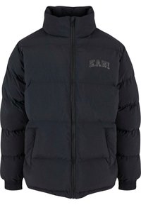 Jachetă puffer neagră cu guler înalt, fermoar în față și manșete elastice. Prezintă un design matlasat și logo-ul "KANI" pe piept, de culoare gri.